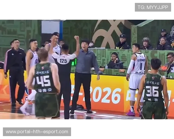 裁判抢戏!哨声不断惹怒主队 裁判抢戏!哨声不断惹怒主队