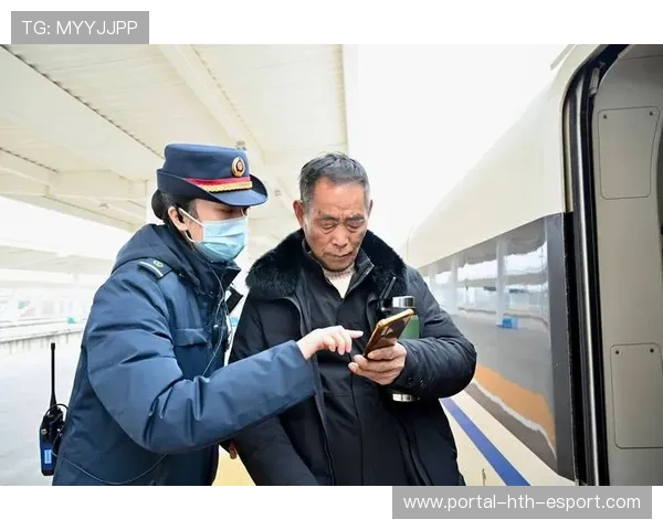 南宁客运段通报女乘务员拍肩事件，乘客反应引关注，南宁客运段列车员